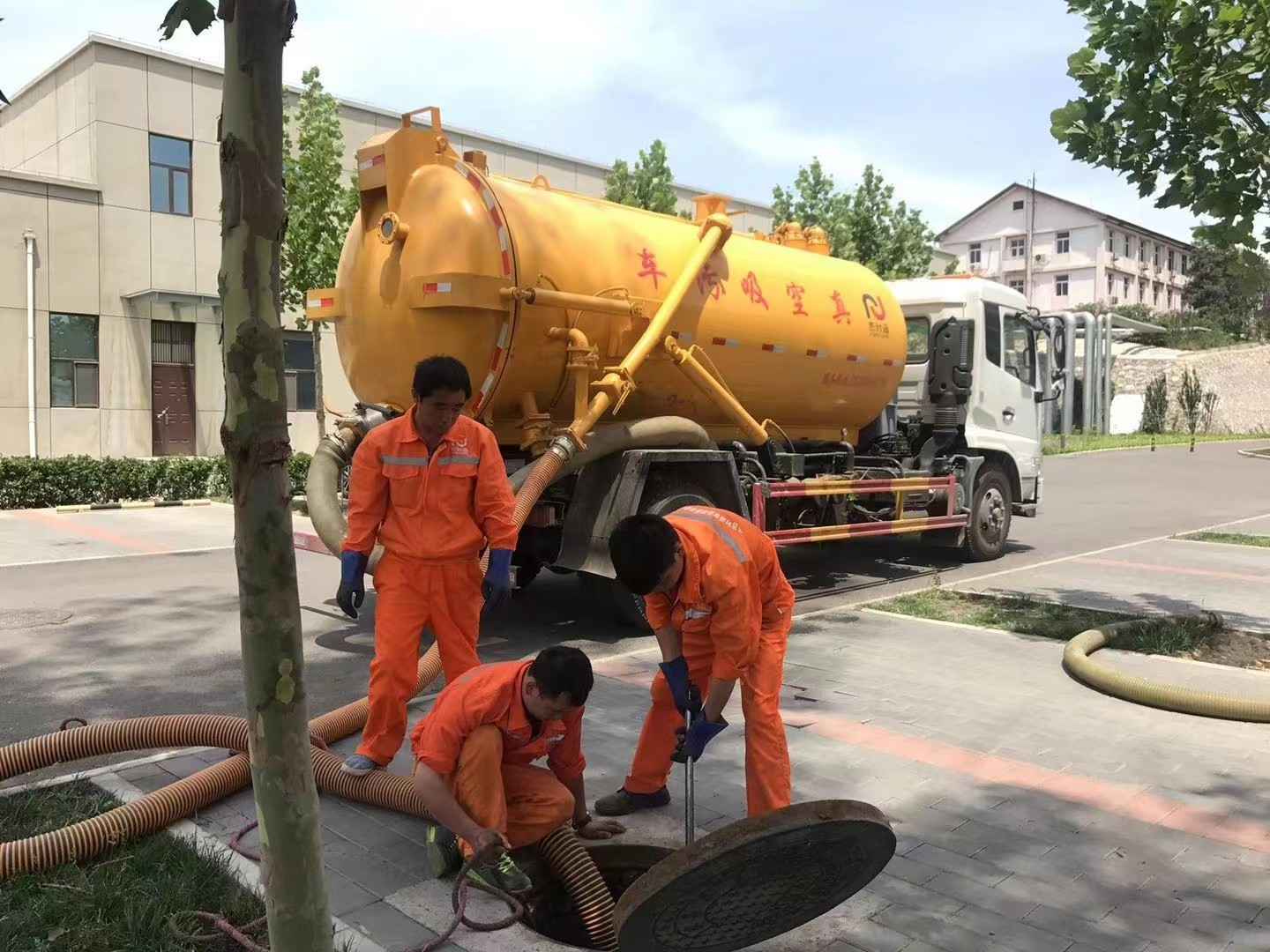 关岭管道疏通车停在窨井附近