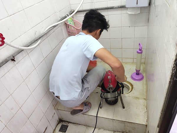关岭管道堵塞冒臭气 专业师傅现场解决问题