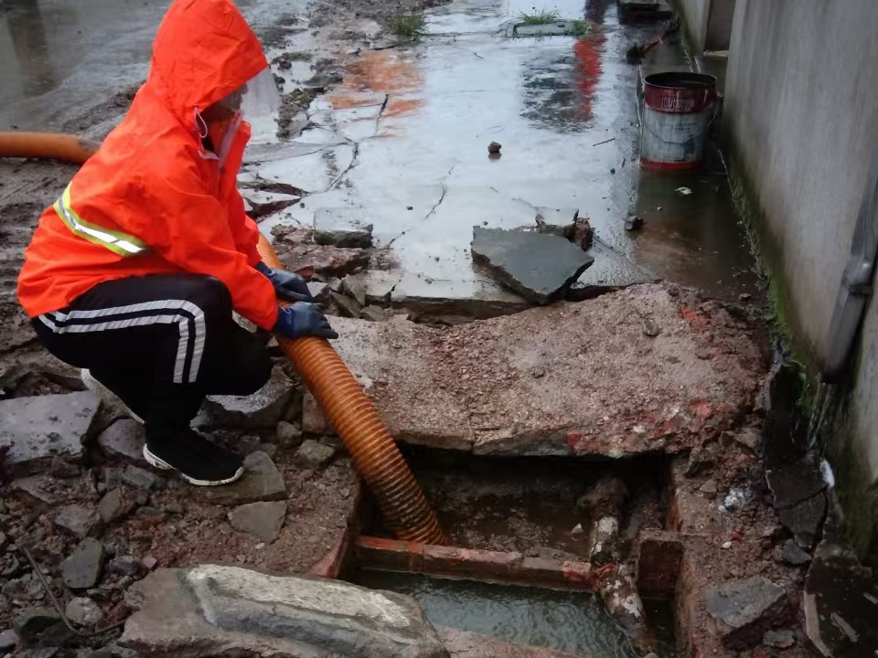 关岭专业清理污水池 炜誉市政以规范流程守护城市 “肠道”