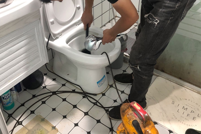 关岭马桶堵塞自己疏通还是找师傅?专业上门服务让你省时更省心